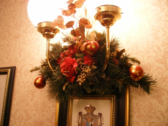 red and gold christmas lighting swag